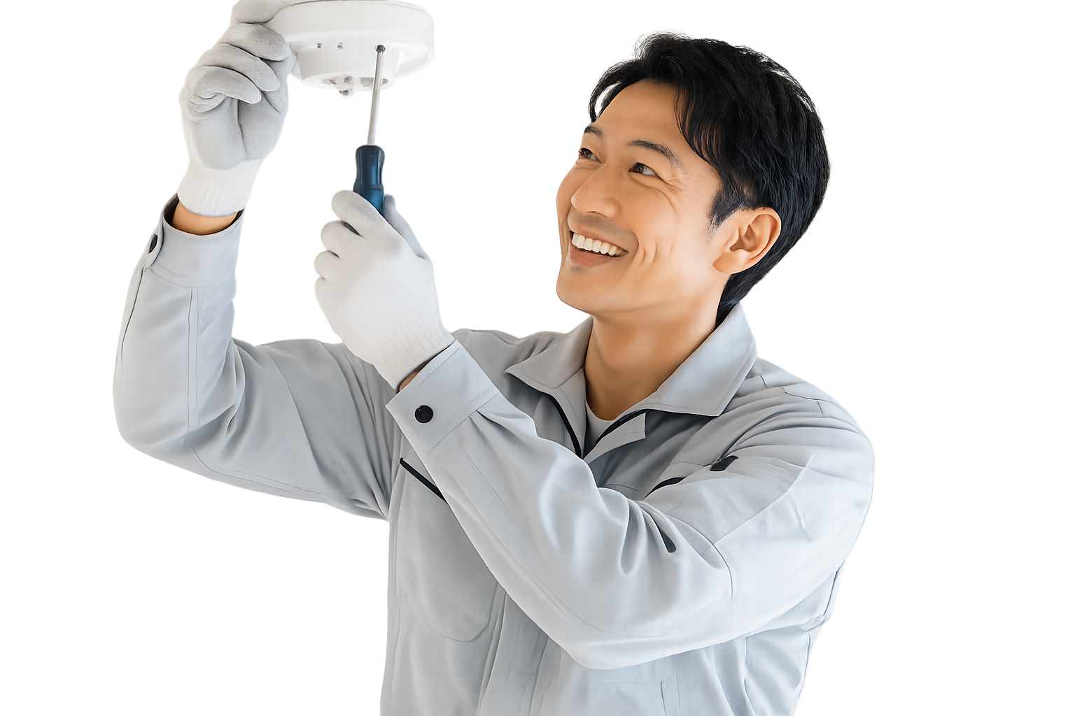 照明を取り付ける笑顔の電気工事士